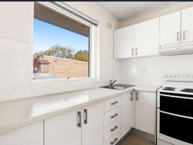 Enjoy the peace and privacy of this spacious studio apartment, ideally positioned on a quiet, leafy street on Bicentennial Park
