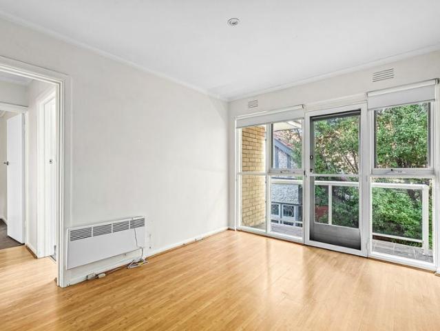 ENJOY THIS CUTTING EDGE APARTMENT IN THIS MOST DESIRABLE LOCATION!