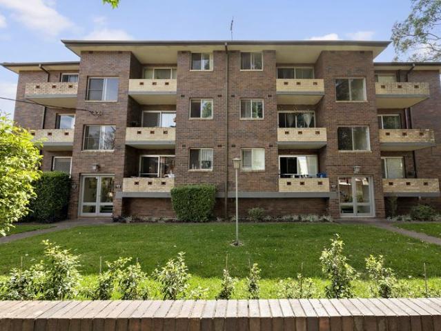 Enjoy a convenient lifestyle locale, this 2 bedroom unit is not one to miss!
