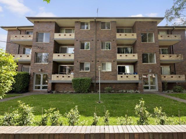 Enjoy a convenient lifestyle locale, this 2 bedroom unit is not one to miss!