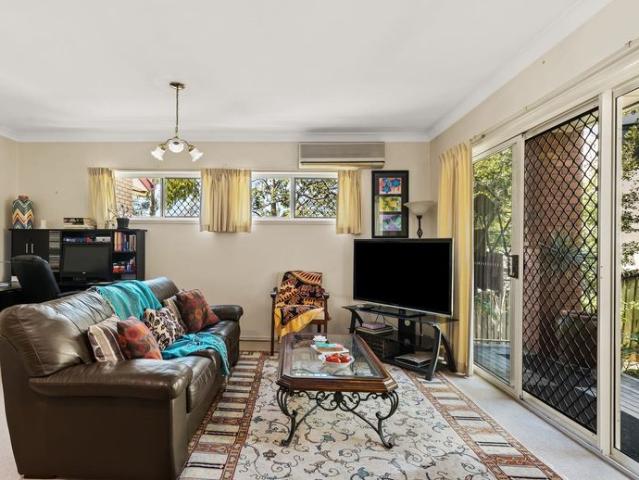 Enjoy a Peaceful Lifestyle Close to Shops, Schools and Public Transport Water Included in the Rent