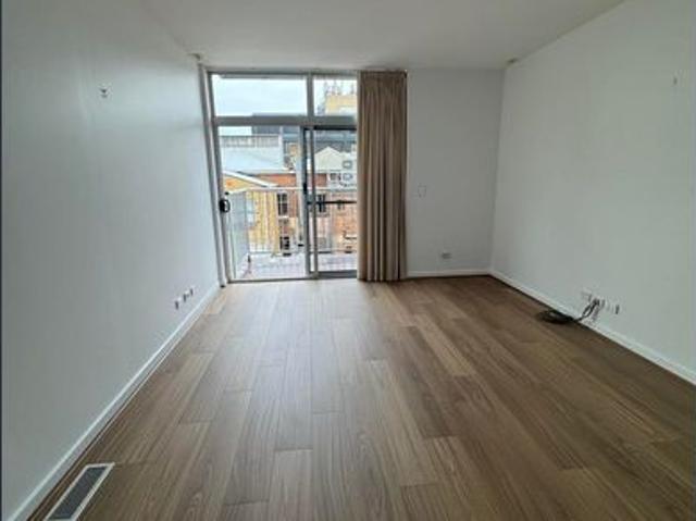 Enjoy City Living in Stunning Townhouse!