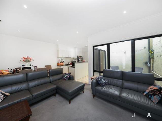 Enjoy Contemporary Living In The Everpopular Kensington Banks Location