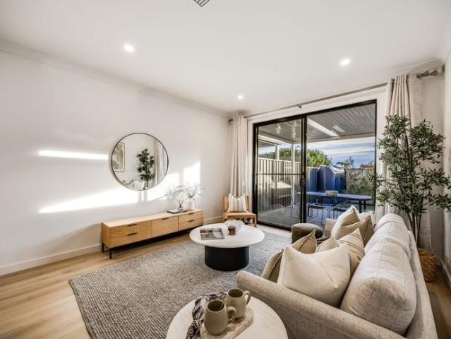 Enjoy contemporary living in this stylish and low maintenance townhouse