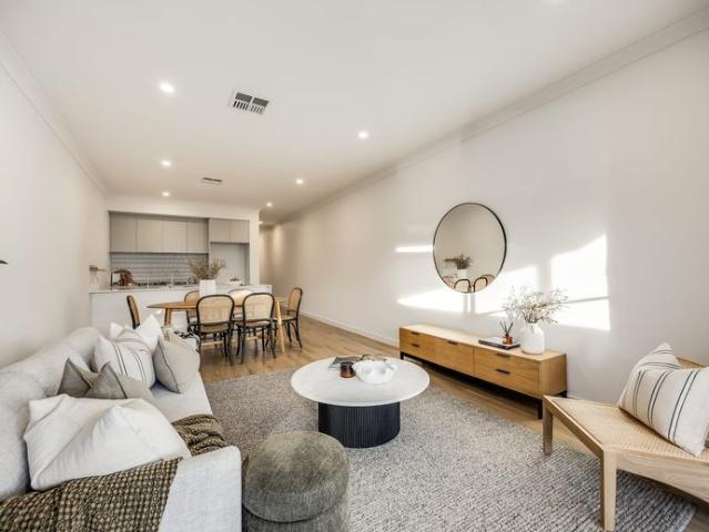 Enjoy contemporary living in this stylish and low maintenance townhouse