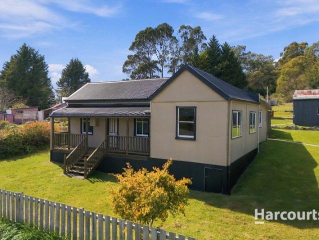 Enjoy Country Living in Pioneer Close to Derby's Famous Mountain Bike Trails