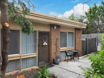 Enjoy Easy Living in Top Spot