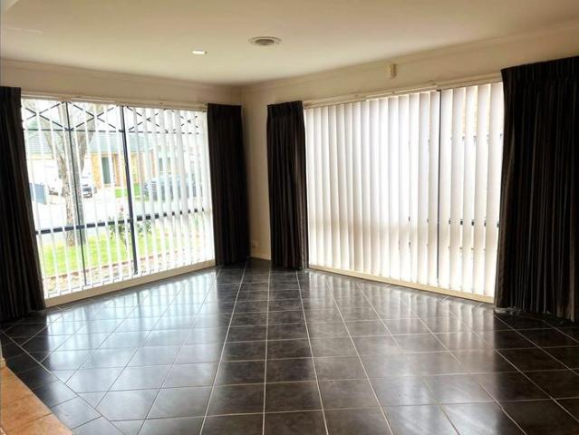 Enjoy Easy Living in Central Cranbourne East!