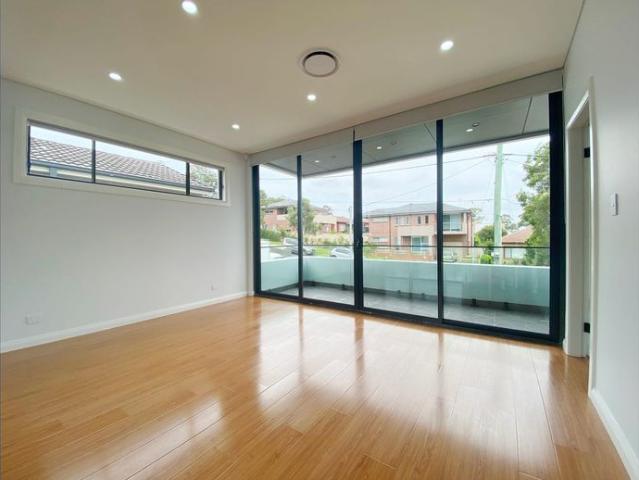 Enjoy Executive living in this 2 storey house!