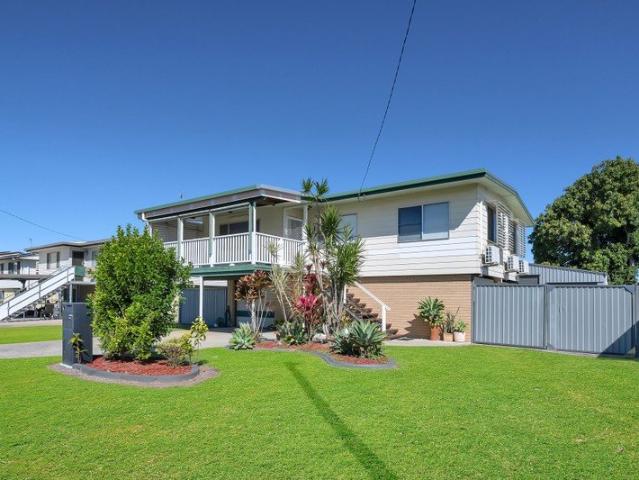ENJOY OORALEA WITH AN UPMARKET HOME & A HUGE SHED!