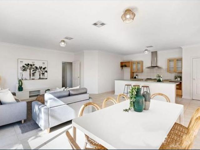 Enjoy Spacious Open Plan Living in a Quiet Street!