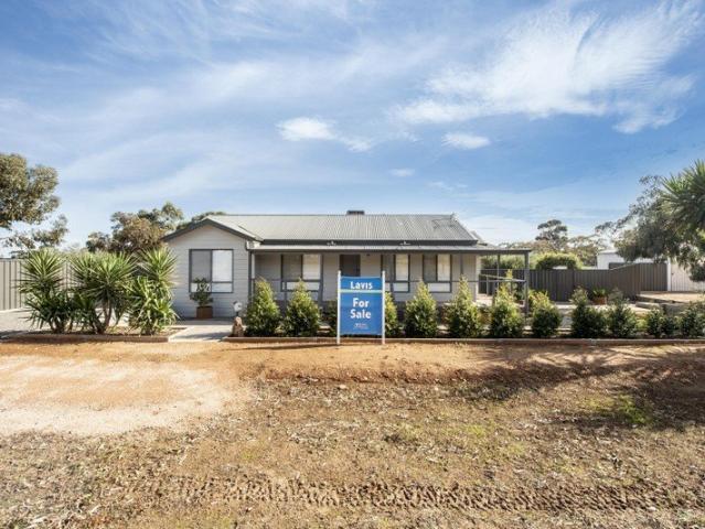 Enjoy Stunning Flinders Ranges Views from This Charming River Gum Home