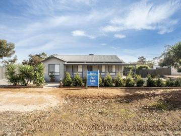 Enjoy Stunning Flinders Ranges Views from This Charming River Gum Home