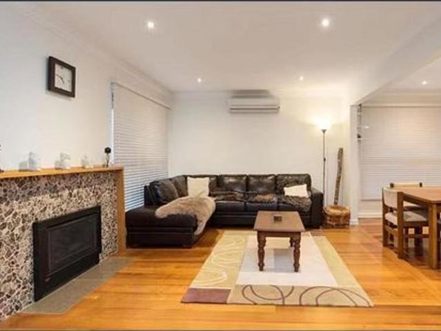 Enjoying Effortless Style in Superbly Located!