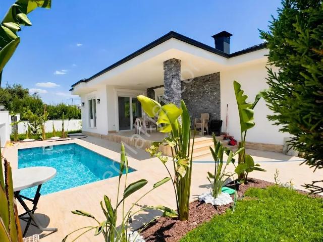 En/ru Satılık Muhteşem Köşe Başında Havuzlu Villa Merkezi.