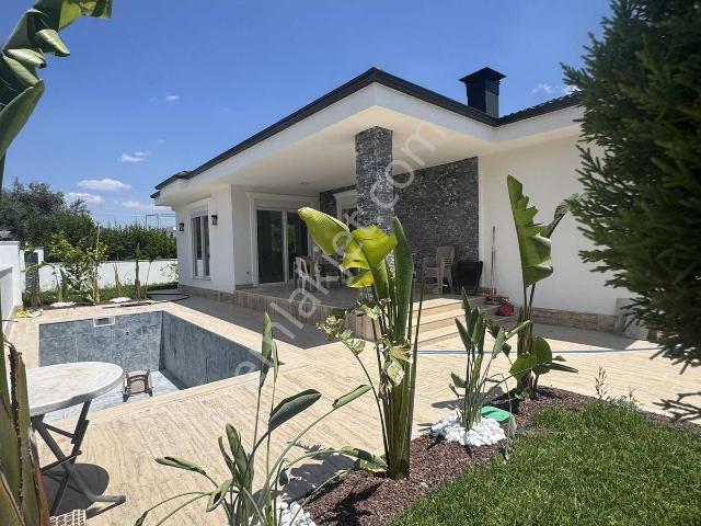 En/ru Tek Katlı Muhteşem Köşe Başında Havuzlu Villa Merkezi.