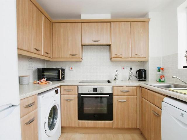 Enstone Road, Acer Court, EN3 2 bed flat to rent £1,900 pcm £438 pw