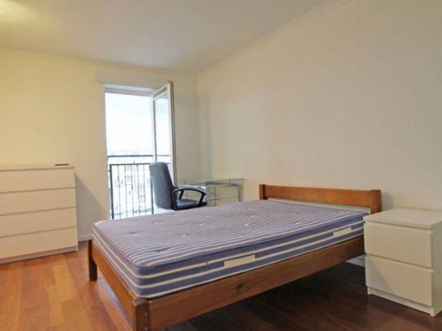 Ensuite Double Room in a professional. 1 bed in a house share to rent £1,450 pcm £335 pw