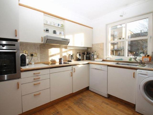 Ensuite Double Room in a professional. 1 bed in a house share to rent £1,400 pcm £323 pw