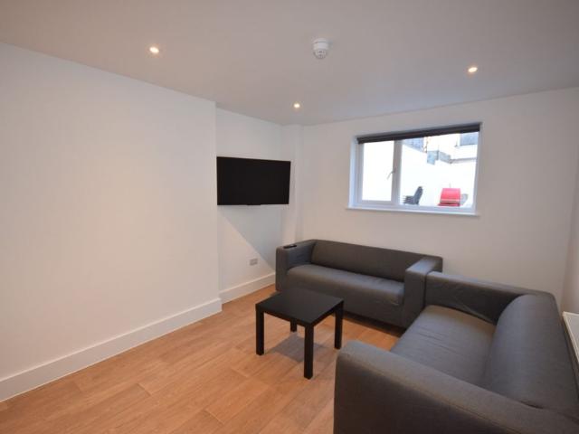 Ensuite Living Near Shops & Bus Links