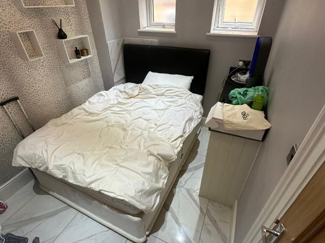 Ensuite room for single female in a family house £1050 inclusive bills
