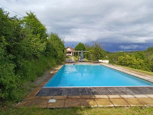 Ensemble typiquement Quercynois Maison + gîte+ piscine sur 2500m2 environ de terrain
