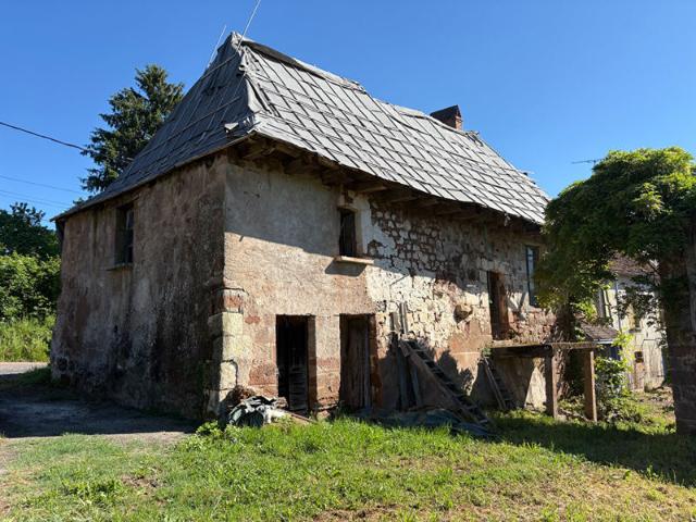 Ensemble à réinventer ? Maison, dépendances et fort potentiel de rénovation