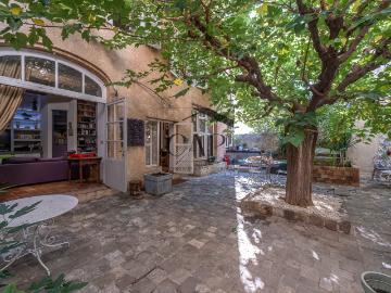 Ensemble atypique de 176 m2 Carrez avec cour intérieure mais. 176m² Marseille 6ème
