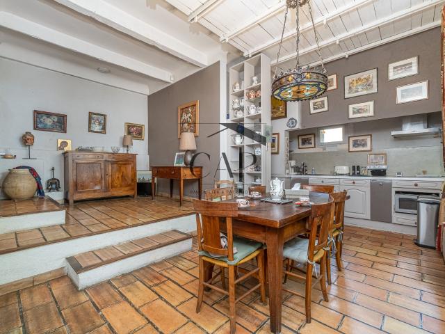 Ensemble atypique de 176 m2 Carrez avec cour intérieure mais. 176m² Marseille 6ème
