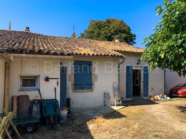 Ensemble de 2 maisons avec dépendances et terrain 155m² Chef Boutonne