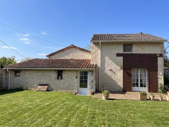 Ensemble de 2 maisons habitables et une maison à rénovée 172m² Loubillé