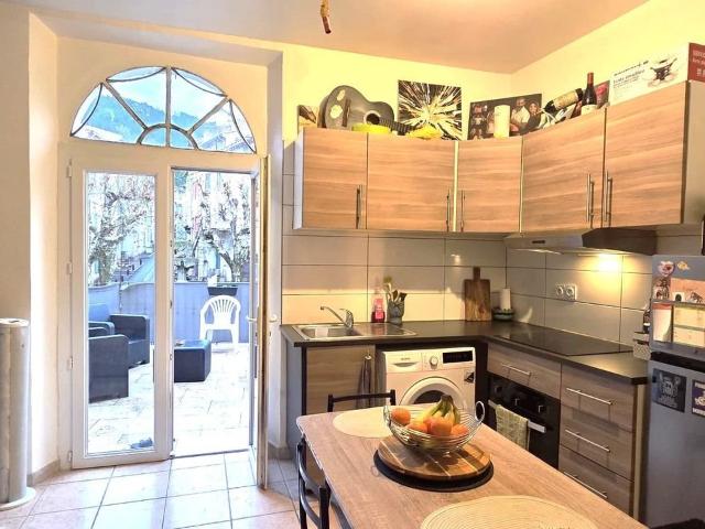 Ensemble de 2 lots composés de murs commerciaux BAR PMU + T2 101m² Cuges les Pins