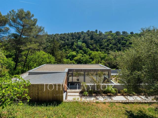 Ensemble de 2 villas avec fort potentiel d'extension et de c. 380m² Valbonne