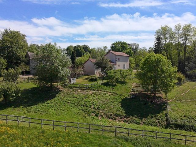 Ensemble De 3 Gîtes et Maison d'habitation Sur 12 Hectares