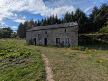 Ensemble de 3 Longères de 430m² au total en pierre a rénover avec appentis et grange parcelle de 8000 m² envrion