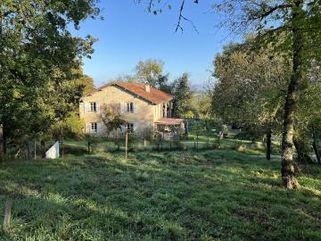 Ensemble de trois maisons avec piscine et terrain 356m² Castéra Verduzan