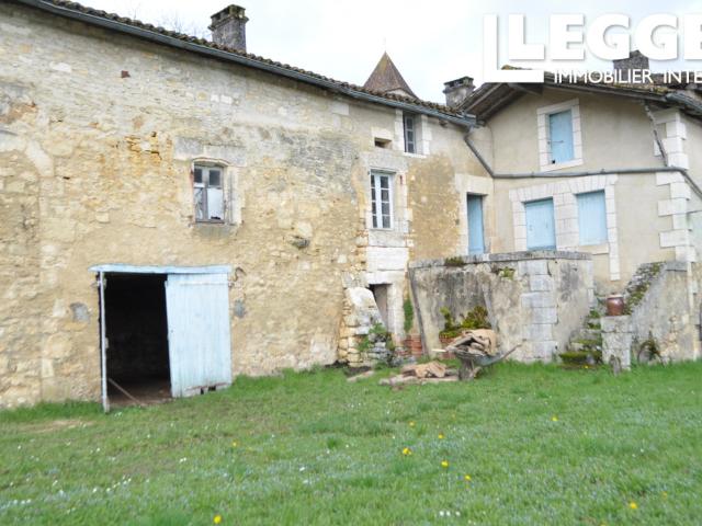 Ensemble de bâtiments comprenant une petite maison à rénover, une grange, un grenier à grains et un four à pai