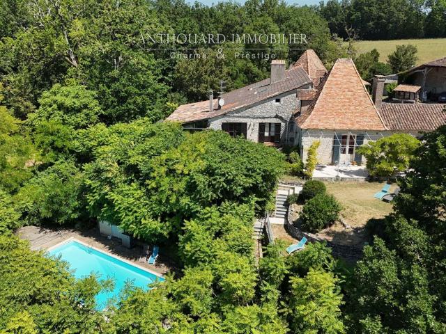 Ensemble de charme dans un cadre privilégié 675m² Castillonnès