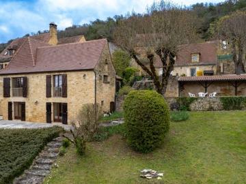 Ensemble de deux maisons anciennes avec vue