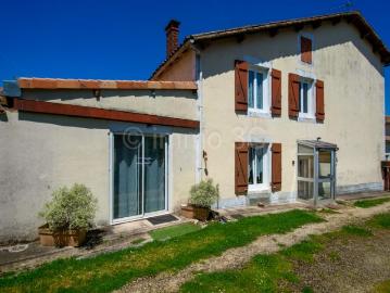 Ensemble de deux maisons avec dépendance et jardin 180m² Sauzé Vaussais