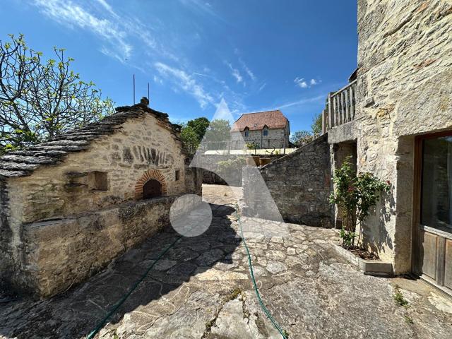 Ensemble de deux maisons individuelles 334m², 9 chambres, 11. 334m² Brengues