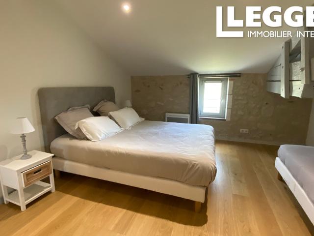 Ensemble de deux propriétés avec 2 piscines et garages, grande salle de réception et beau terrain. Adapté PMR