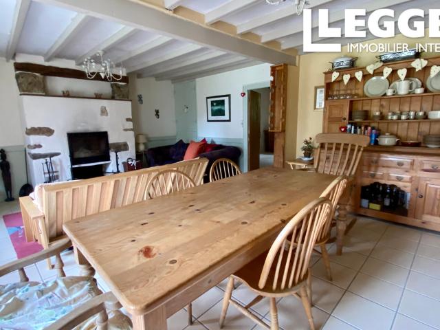 Ensemble de propriétés avec deux maisons, deux granges et jardin, près des lacs de la Haute Charente