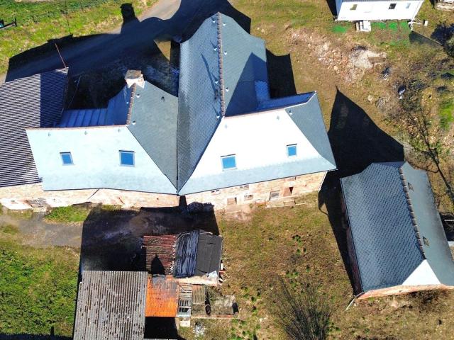 Ensemble en pierre, à rénover avec terrain certifié AB VILLECOMTAL