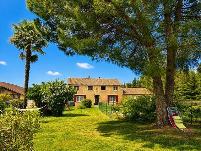 Ensemble en pierre avec tres bon rapport locatif 260m² Sainte Livrade sur Lot