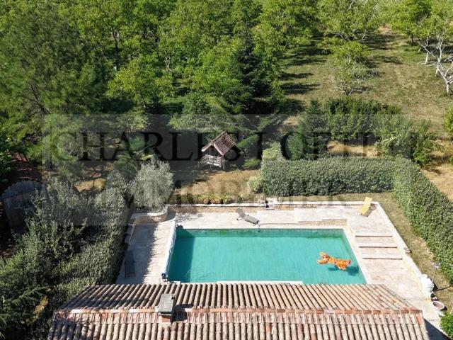 Ensemble en pierre avec gà®te et piscine sur un terrain de 8. 296m² Marminiac
