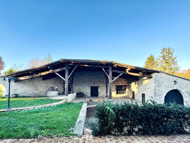 Ensemble en pierre: grange réhabilitée, maisons en pierre i. 362m² Cours