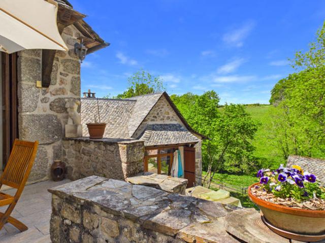 Ensemble en pierre d'exception aux portes de l'Aubrac: 4 maisons restaurées, piscine & patio