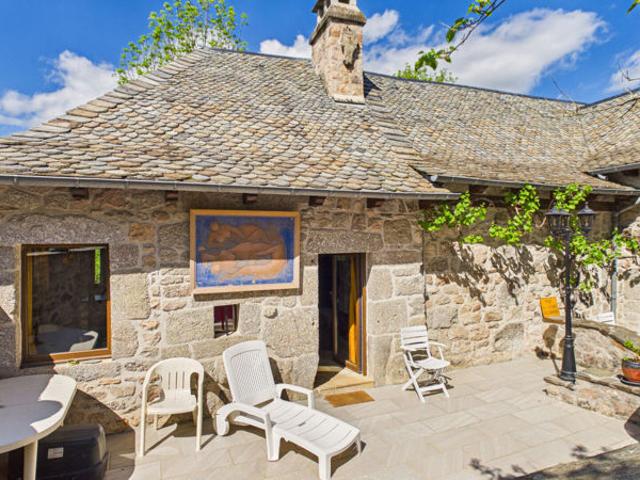 Ensemble en pierre d'exception aux portes de l'Aubrac: 4 maisons restaurées, piscine & patio