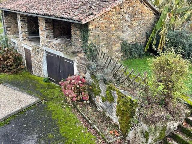 Ensemble en pierre, maison d’amis et grange incluses !